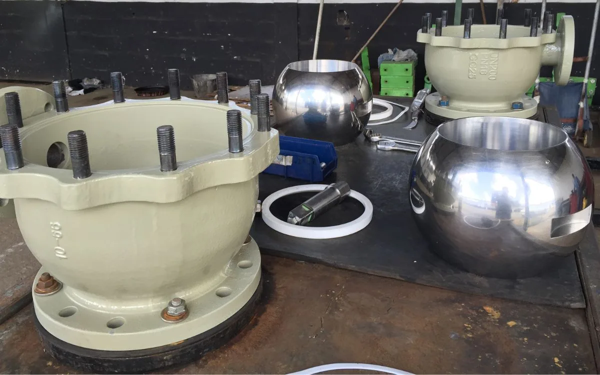 Remanufacture of the 8-inch (DN200) floating ball valve — body, polished stainless-steel balls and seat