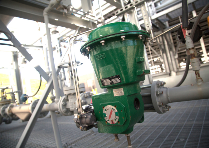 The Fisher V150 control valve orchestrates the flow of process gas within the steel plant, its robust design ensuring seamless operation and reliability.