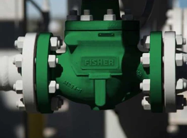  Fisher globe valve in operation at an industrial plant, ensuring precise flow control and reliability in critical processes.